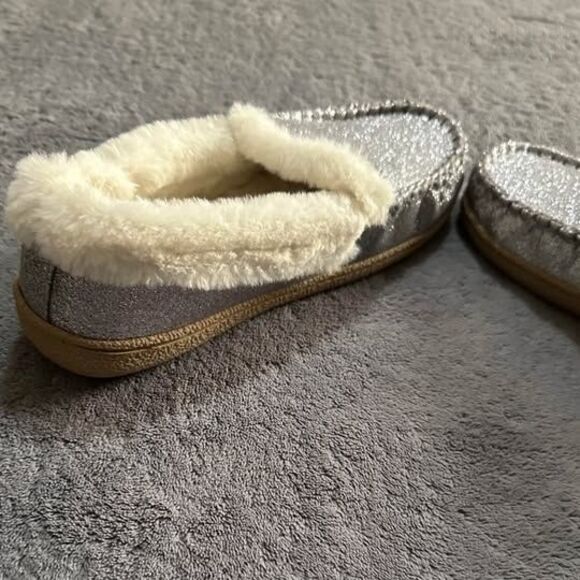 Sonoma Women’s Silver Glitter Sparkly Cozy Fur Moccasin Slippers Shoes - Picture 6 of 6